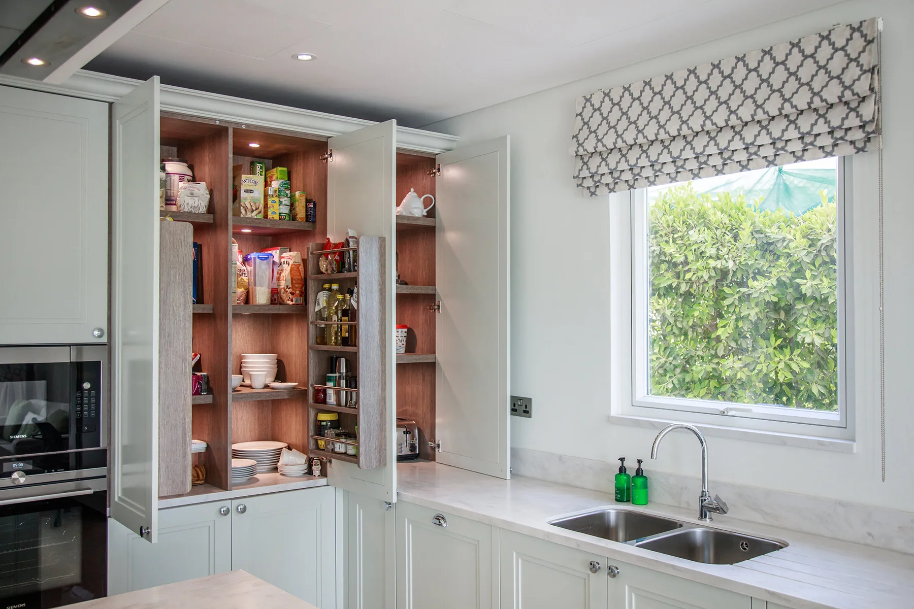Walk-through kitchen with crittall divider, Jumeirah Islands
