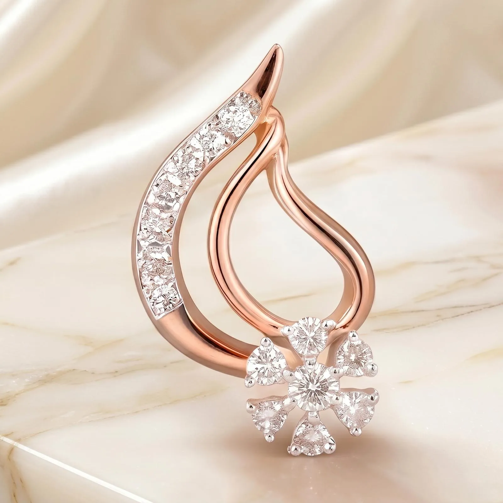 Tri-gold daisy ring detail