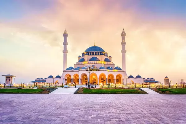 Floodlit mosque at dusk on a Dubai sightseeing tour