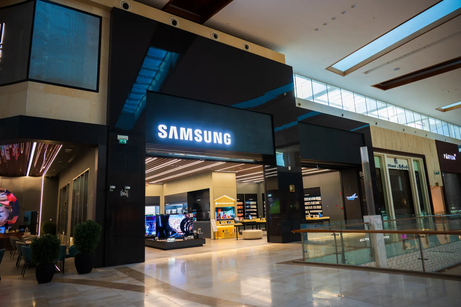 Samsung retail store fit-out in a UAE mall