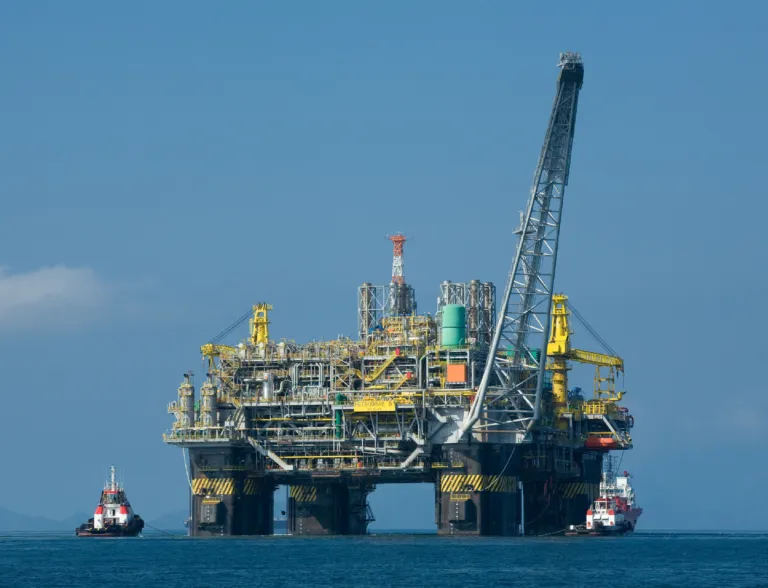 Offshore platform served by support vessels