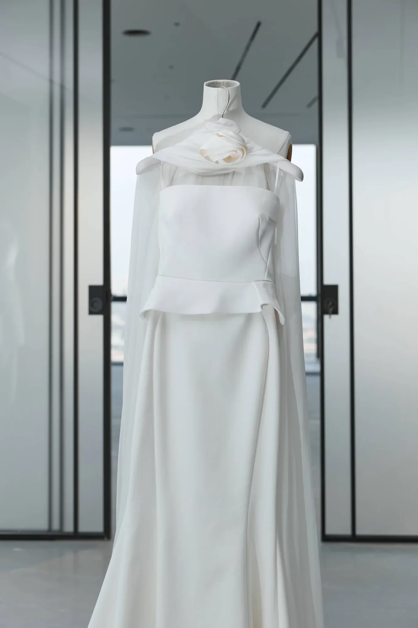 Long fishcut dress in ivory crepe
