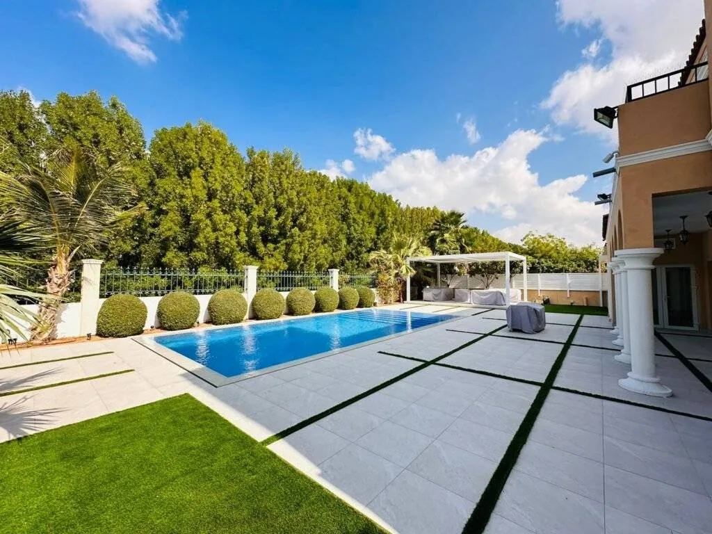 Contemporary villa pool with water blade
