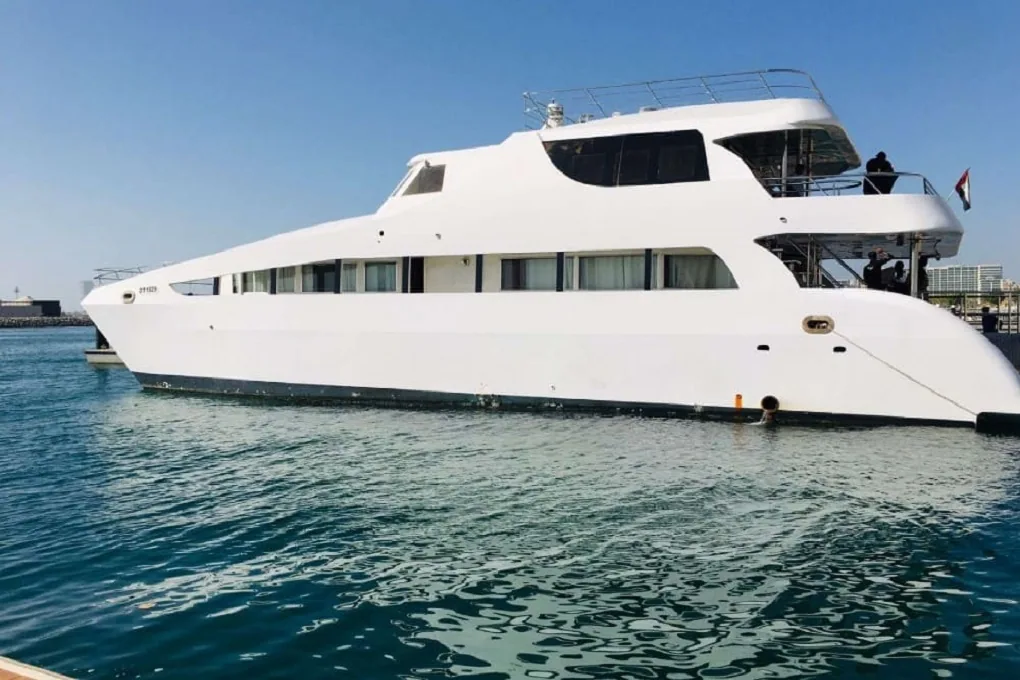 100ft Dream yacht off the Dubai coast