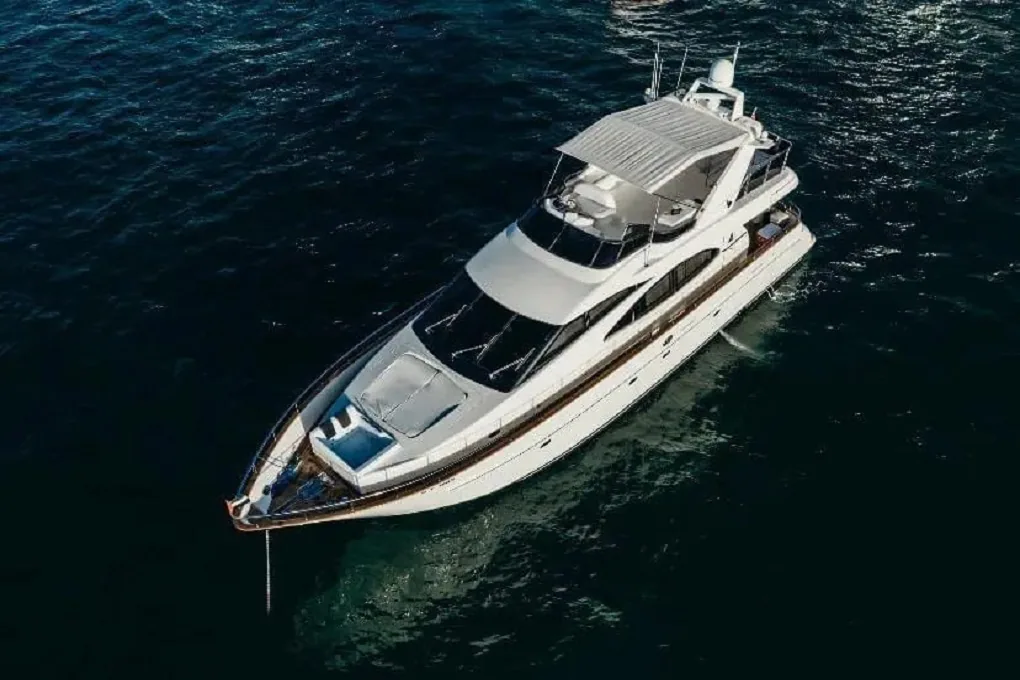 80ft yacht Paradise on the Gulf waters