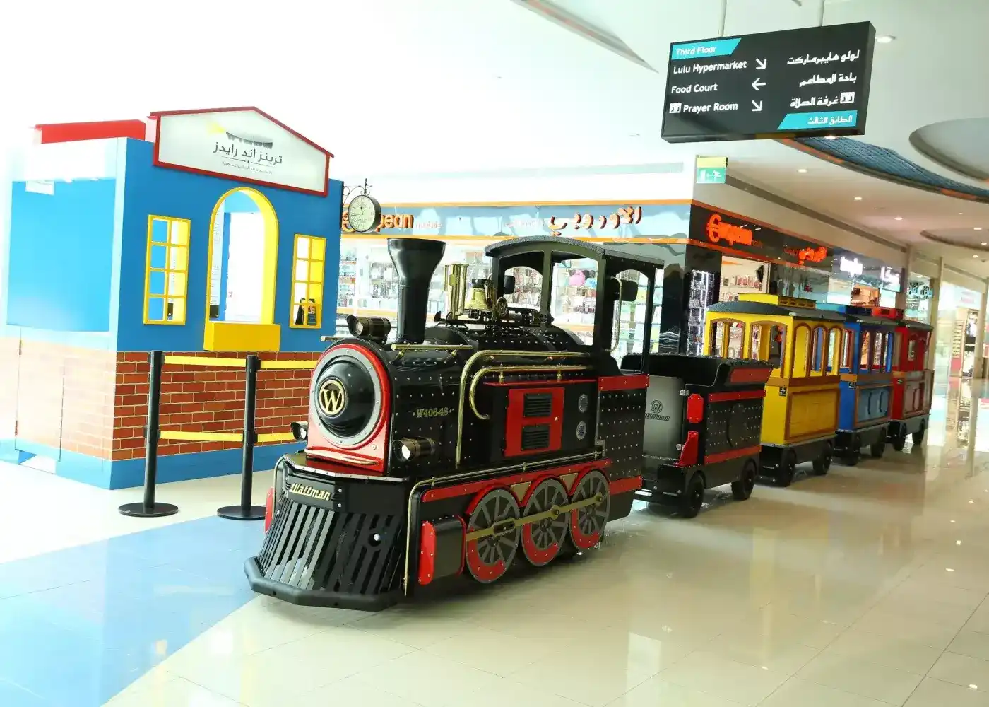 Themed retail feature and kiosk in a shopping mall