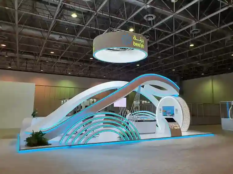 Sculptural curved exhibition stand built by EIG in a Dubai exhibition hall