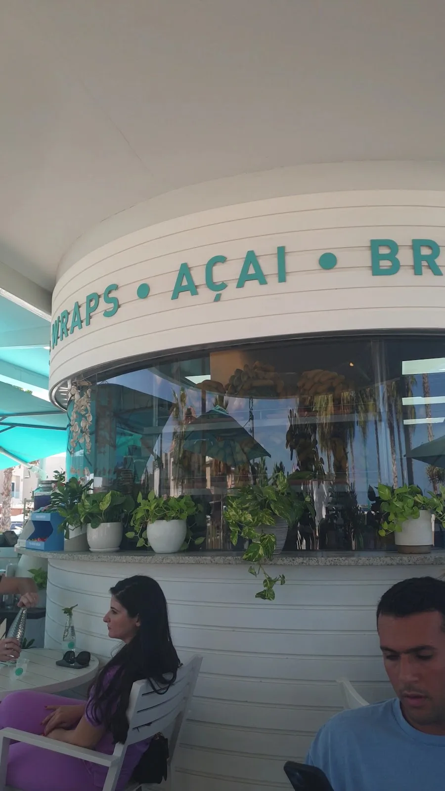 The Common Grounds service window with the menu band reading wraps and açaí