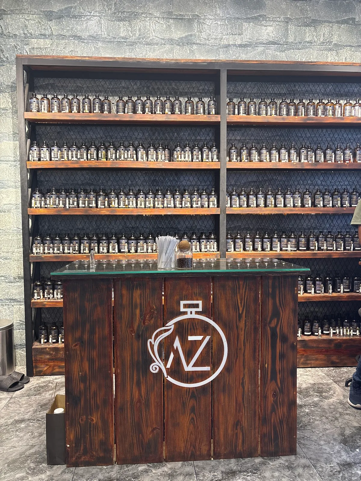 The wooden blending counter with the Amanzada AZ mark