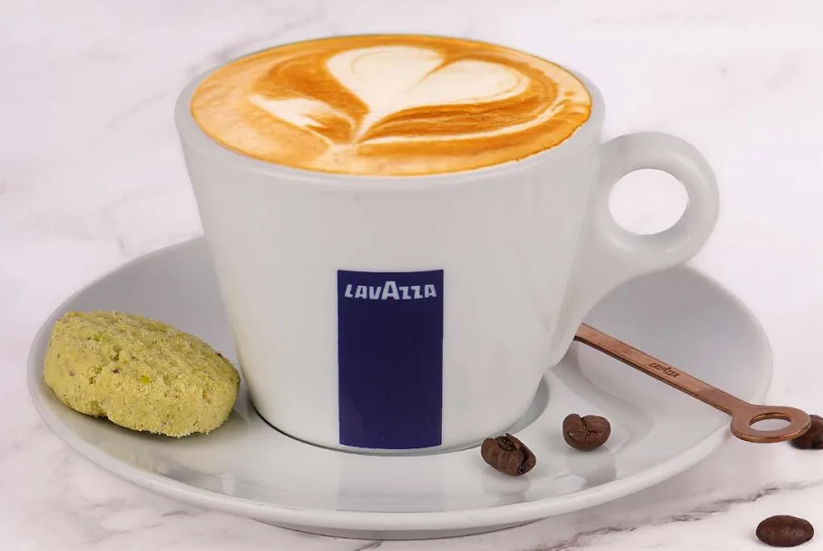 Latte-art cappuccino with biscuit