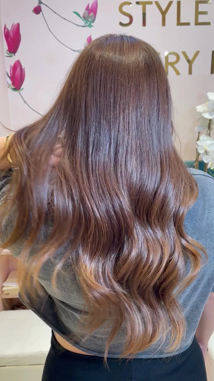 Glossy waves with warm brown colour