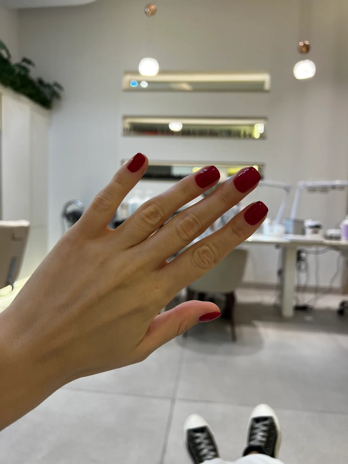 Red nails in the salon
