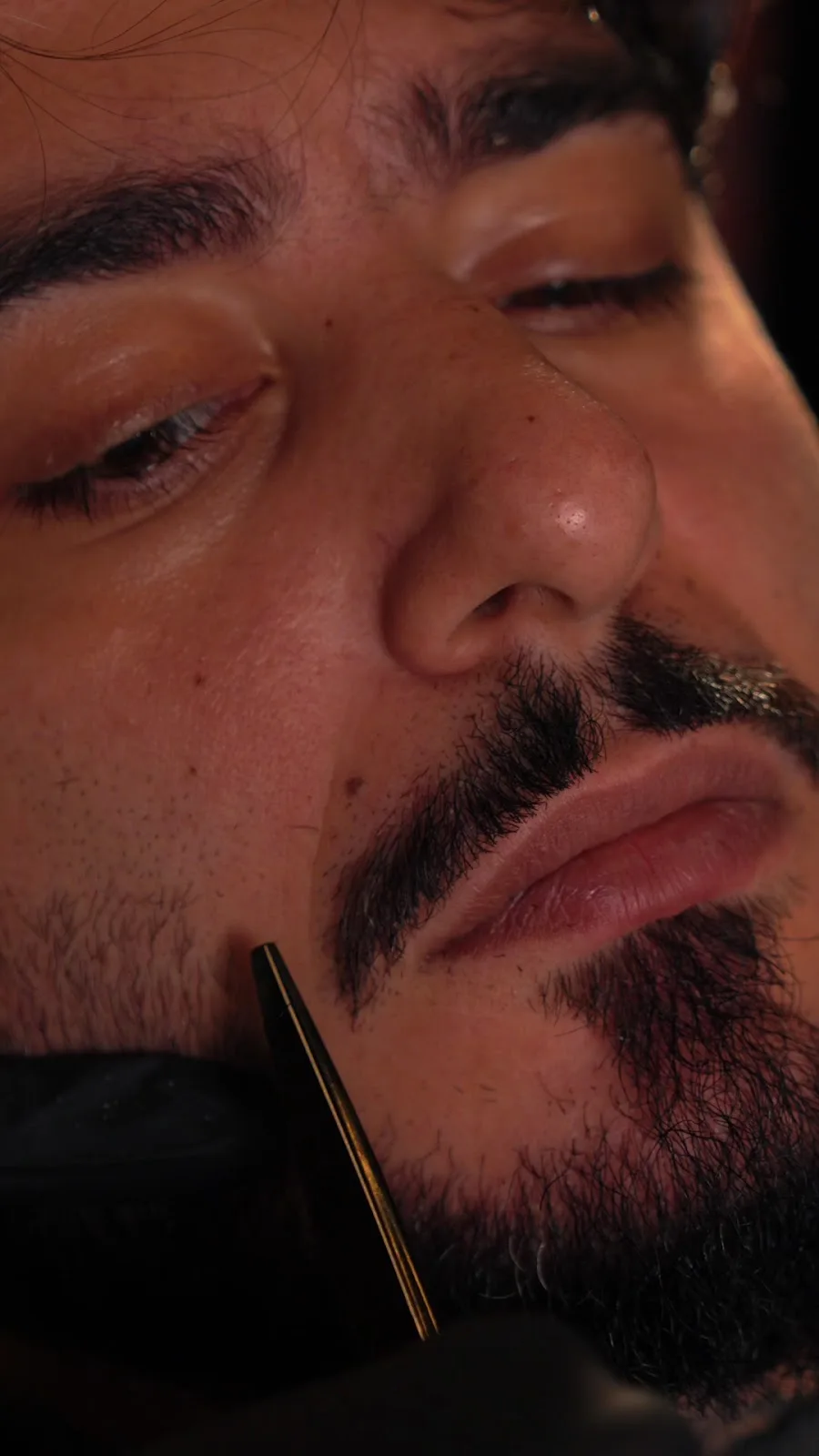 Straight-razor detailing during a shave