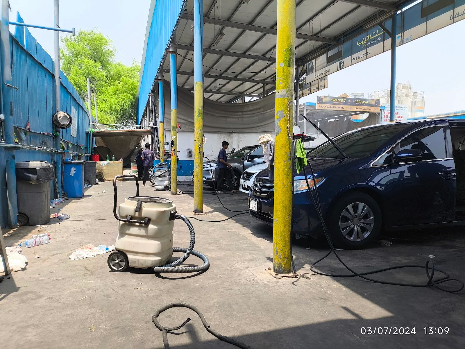 Vacuum bay with cars being cleaned at Zenith