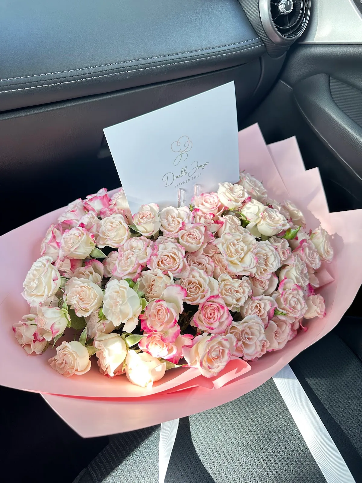 Bouquet of cream and pink-tipped roses with a Double Jenya gift card