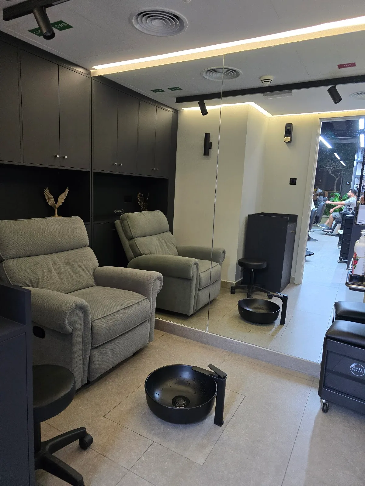 Recliner chairs in the grooming lounge