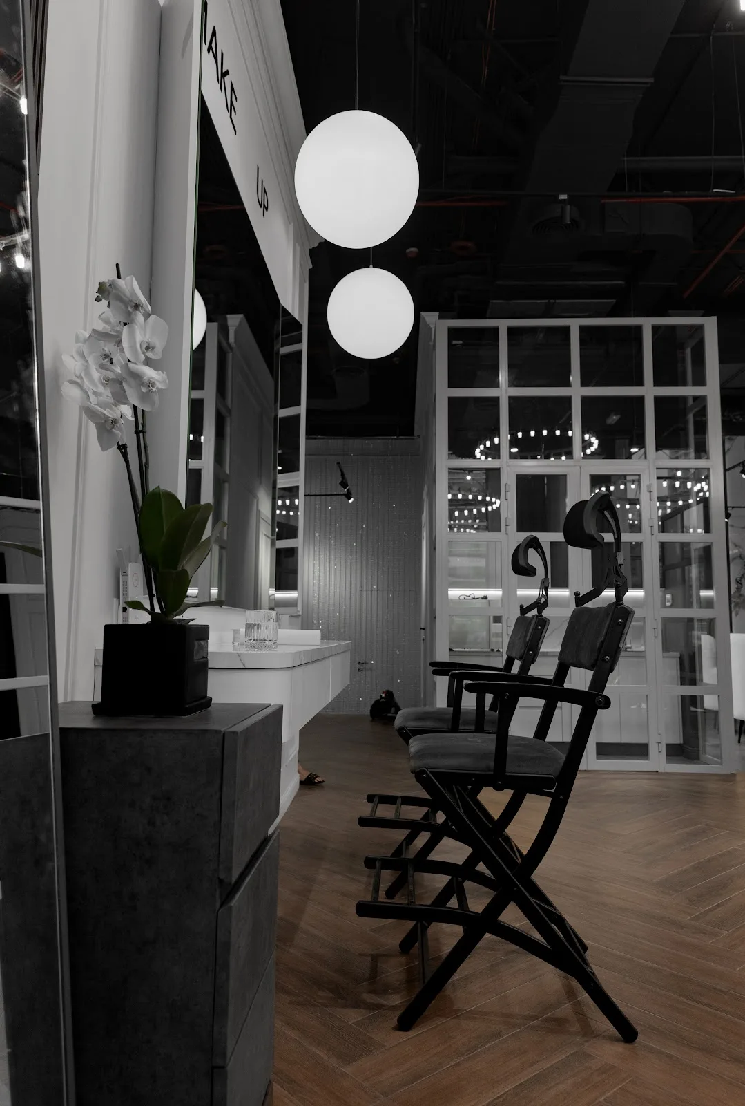 Make-up station with mirrors