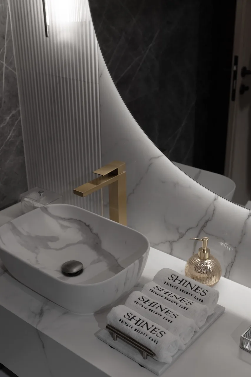 Marble vanity with Shines towels