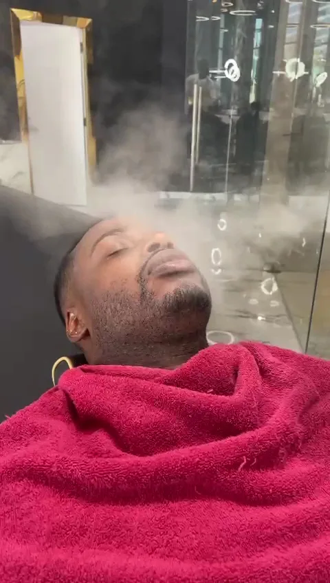 Hot-towel treatment in the chair