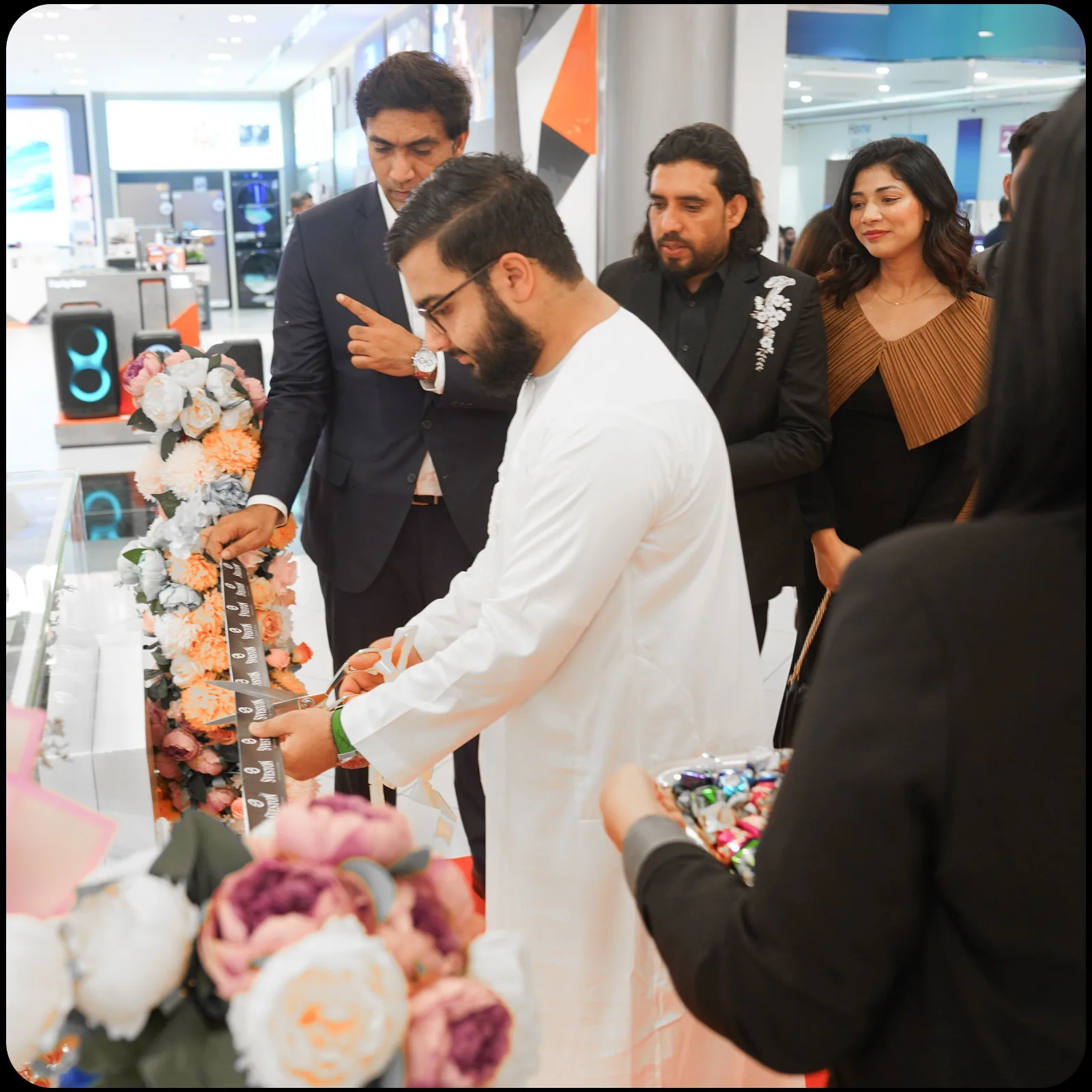 Ribbon-cutting ceremony at the SVESTON counter opening