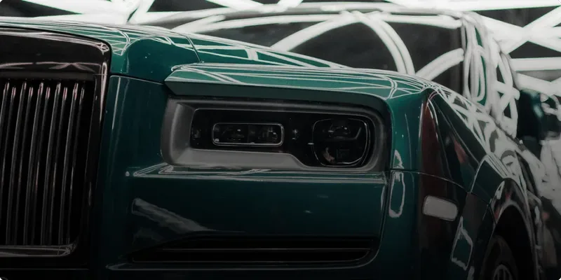 Front detail of a dark green Rolls-Royce Cullinan