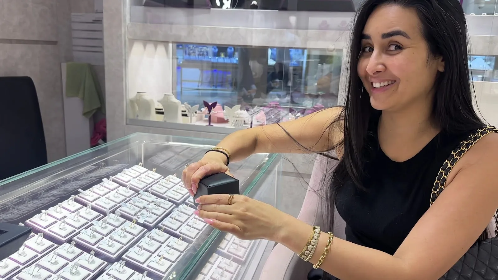 A customer at the Beladamaz showroom counter