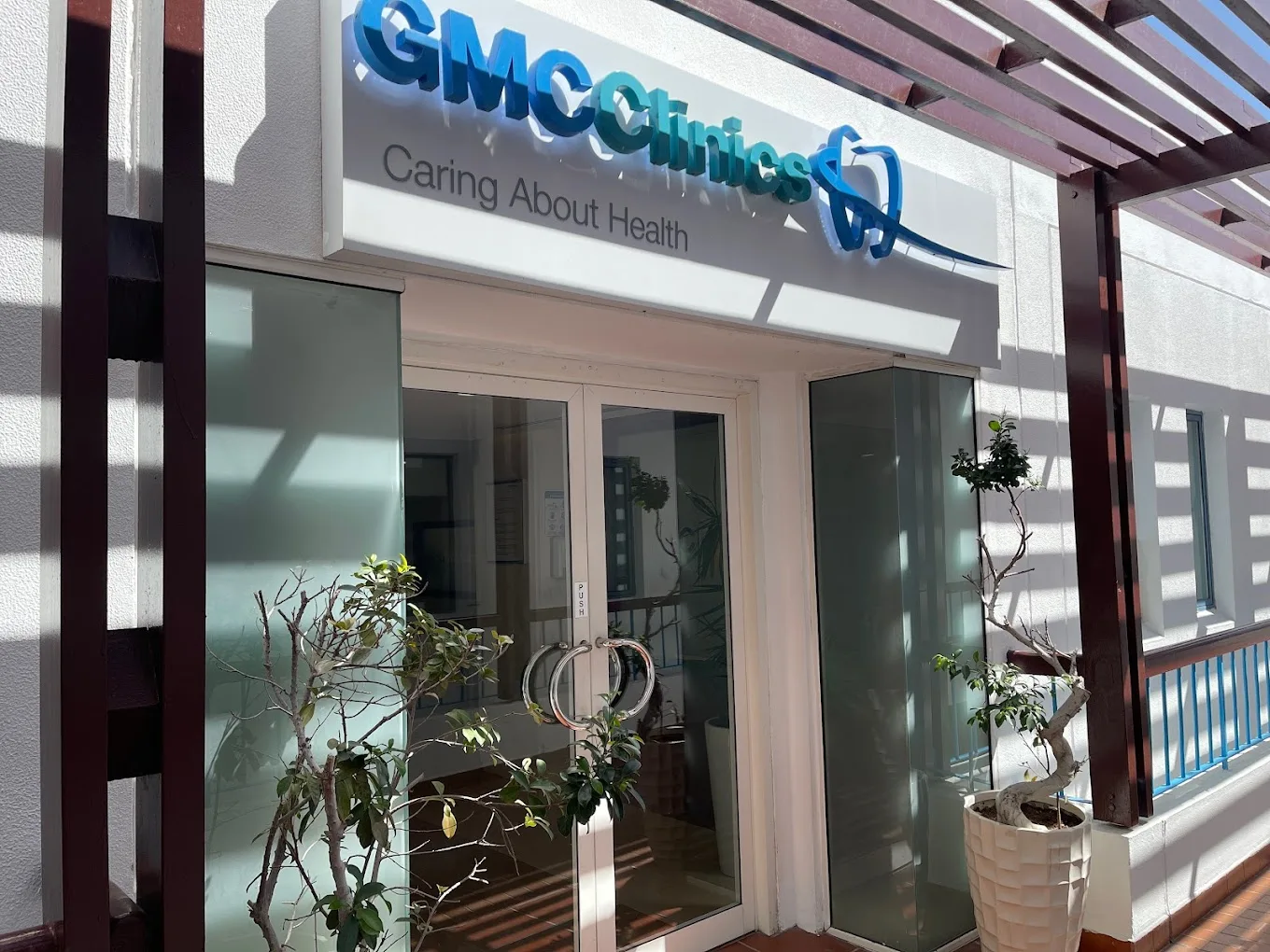 Entrance to GMC Clinics on Jumeirah Beach Road