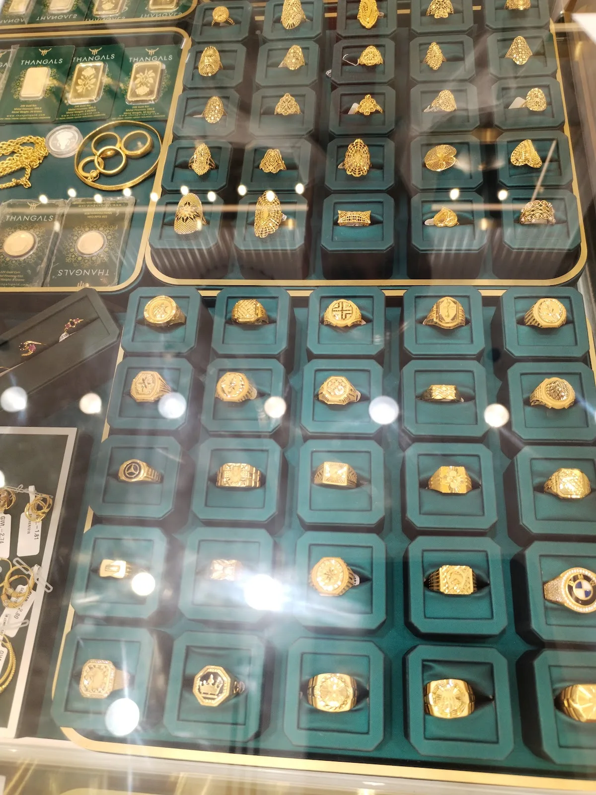Display tray of gold rings in many designs