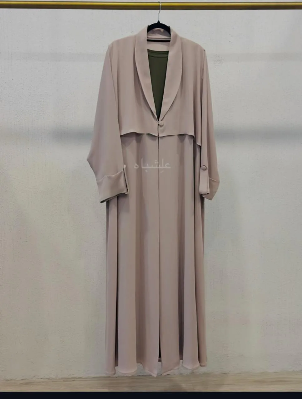 Lilac open abaya seen from the back with embroidered fan motifs and pleated trim