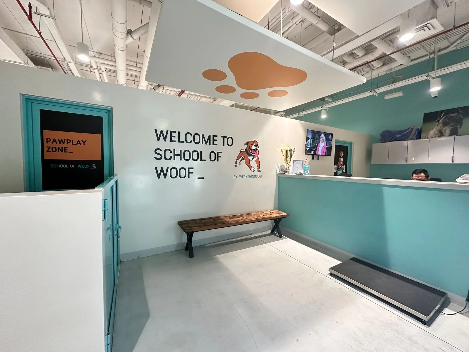 The welcome reception with the orange paw on the ceiling