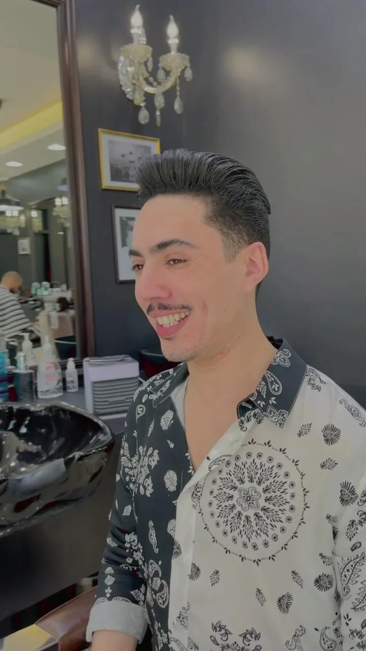 A glossy pompadour finish