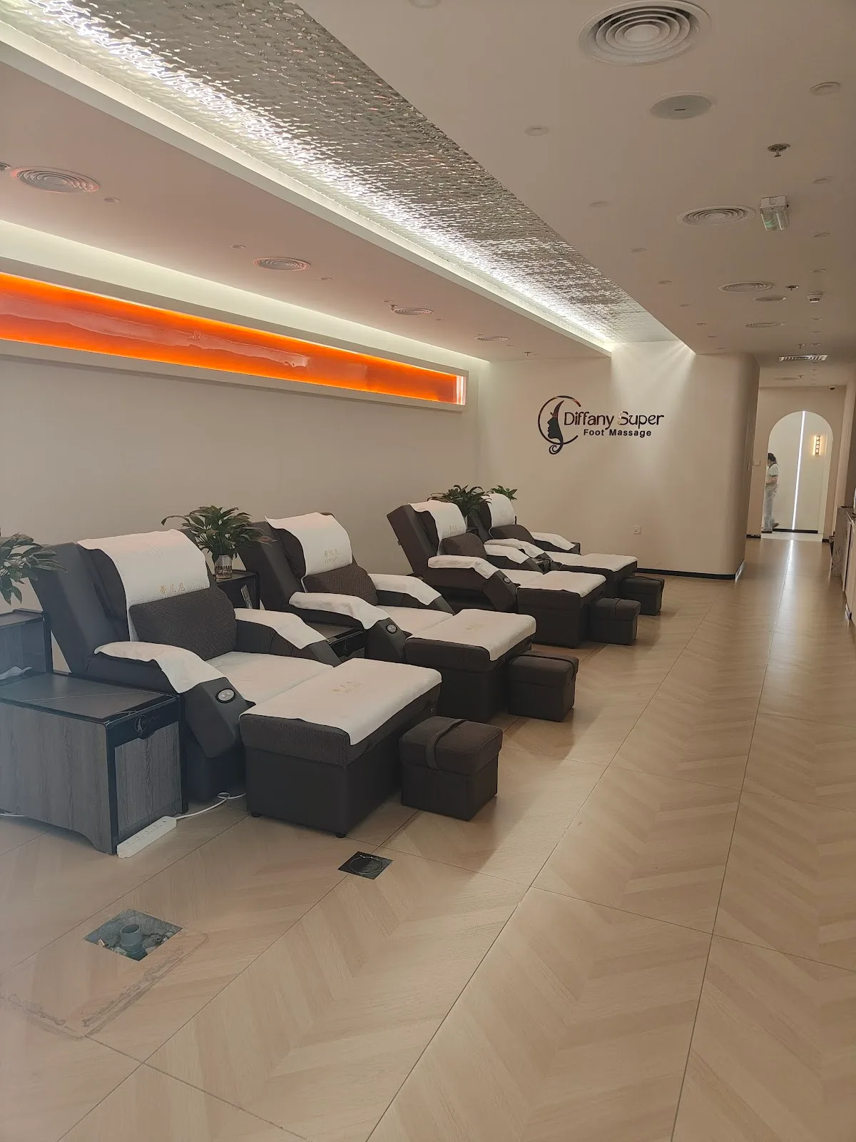 Foot-massage recliner lounge at Diffany Super