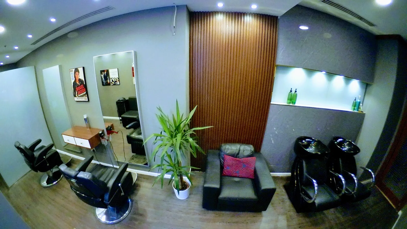 Gents barber chair and mirror station