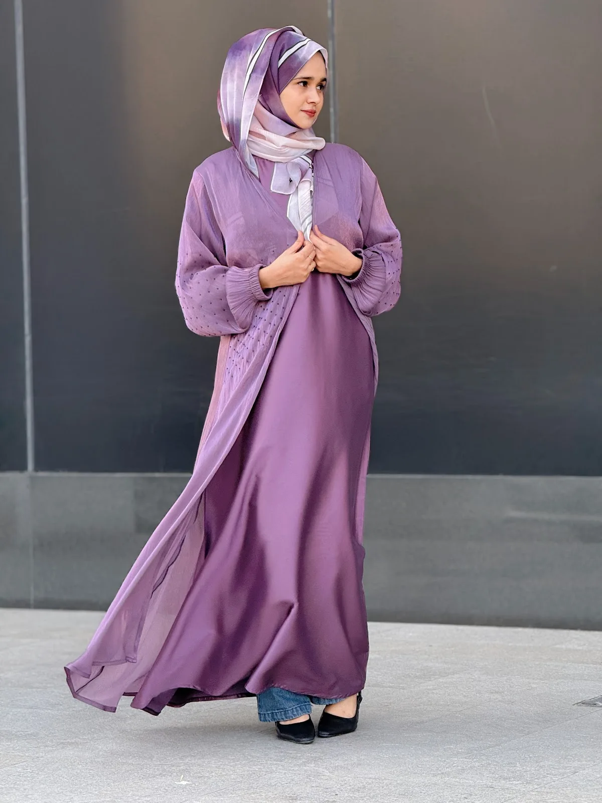 Mauve flowing abaya with textured sleeves