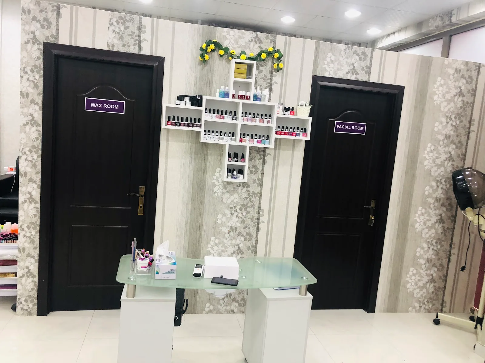 Threading and waxing room