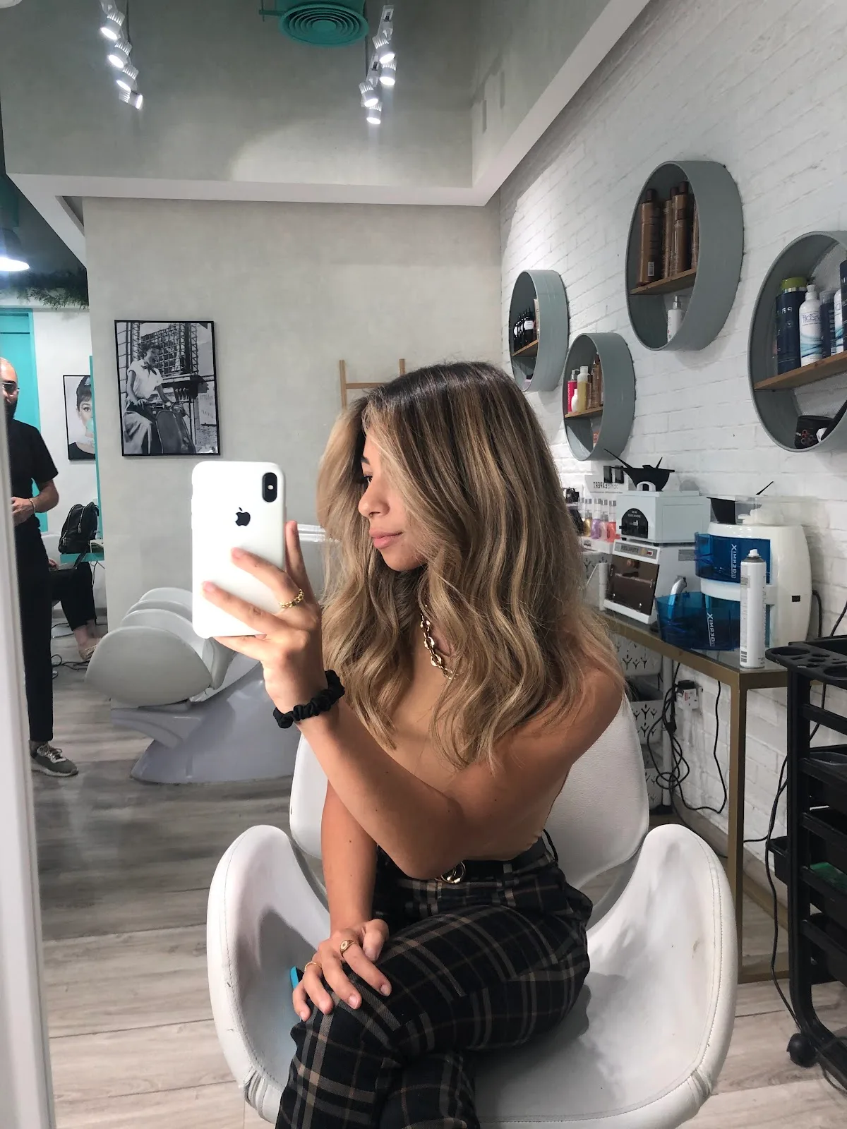 Bright styling area with round mirror niches inside Copacabana