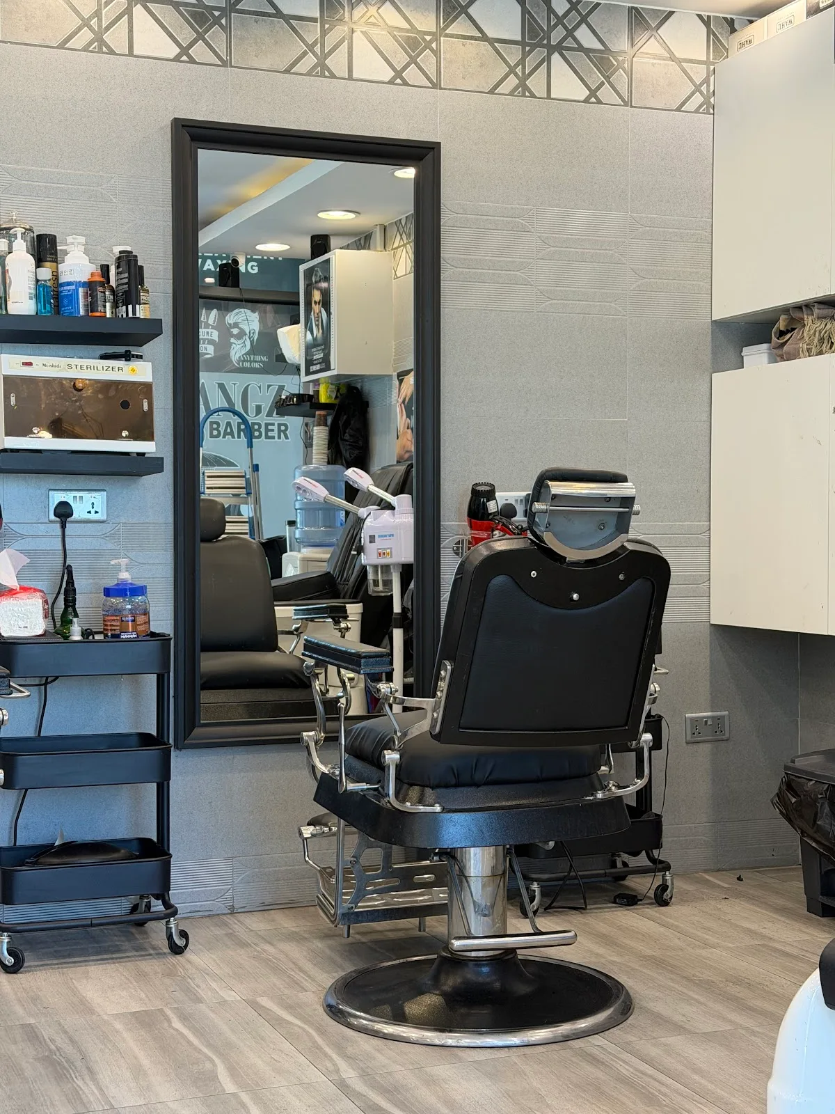 Barber chair and mirror station at Bangz Gents Salon
