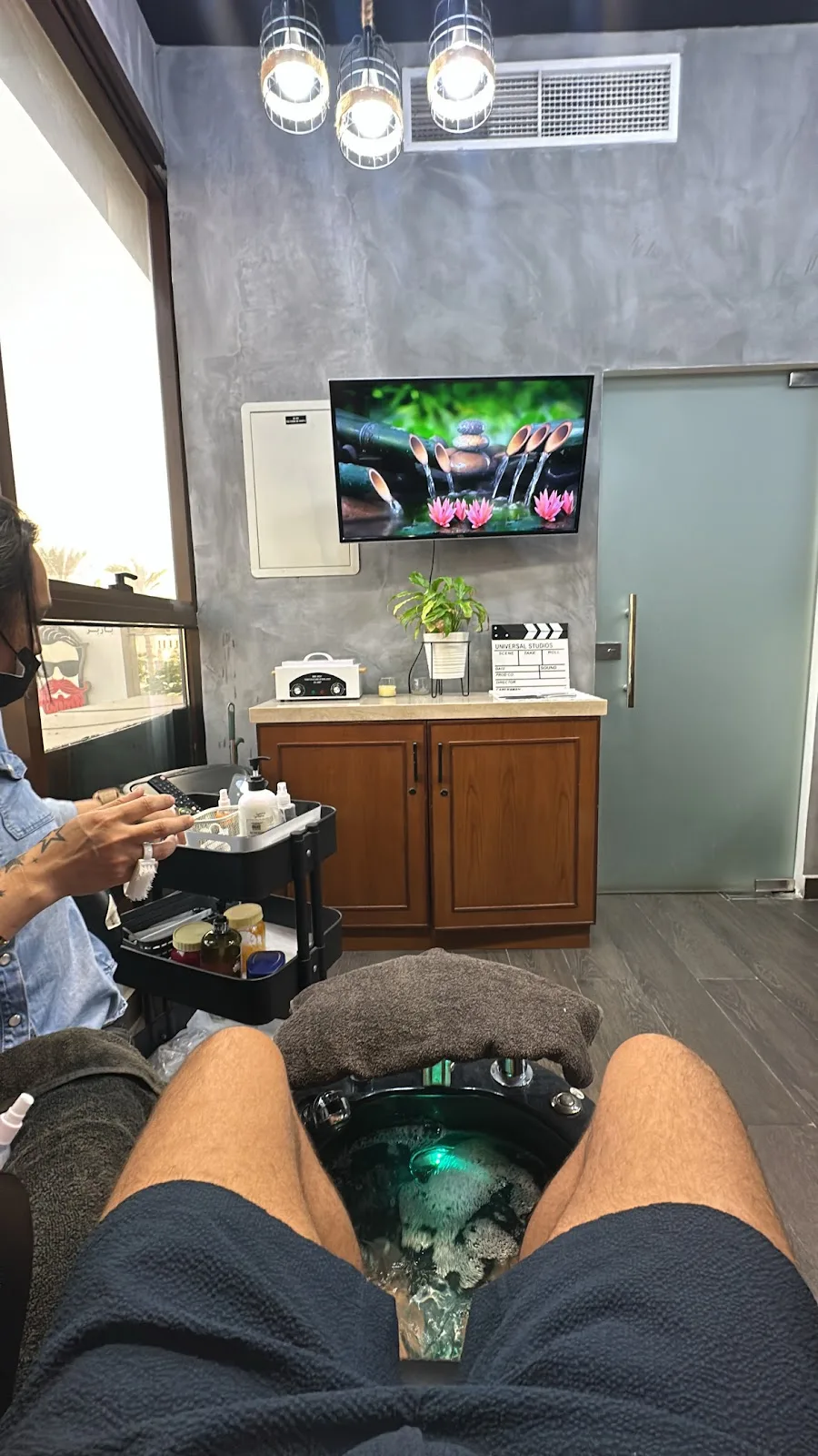 Private grooming room with a foot spa and screen