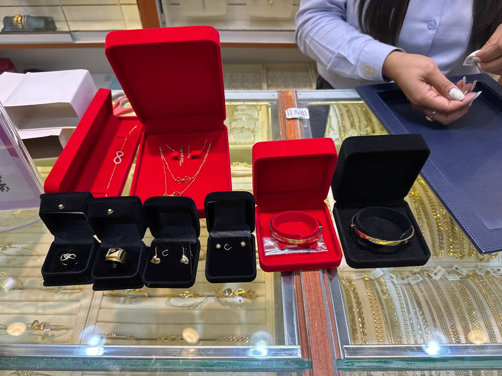 Boxed gold jewellery and custom name pieces