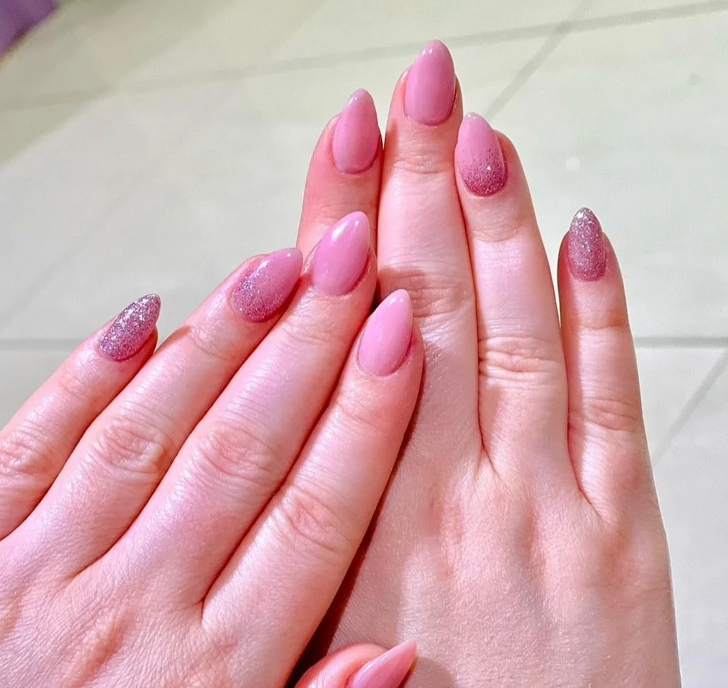 Soft pink almond gel set with glitter ombré