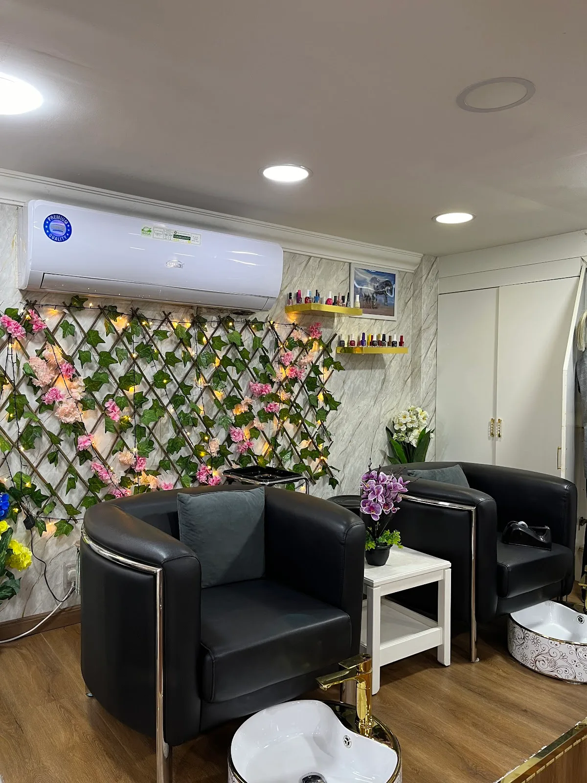 Comfortable seating area at Al Mazaya Women Salon with a floral feature wall