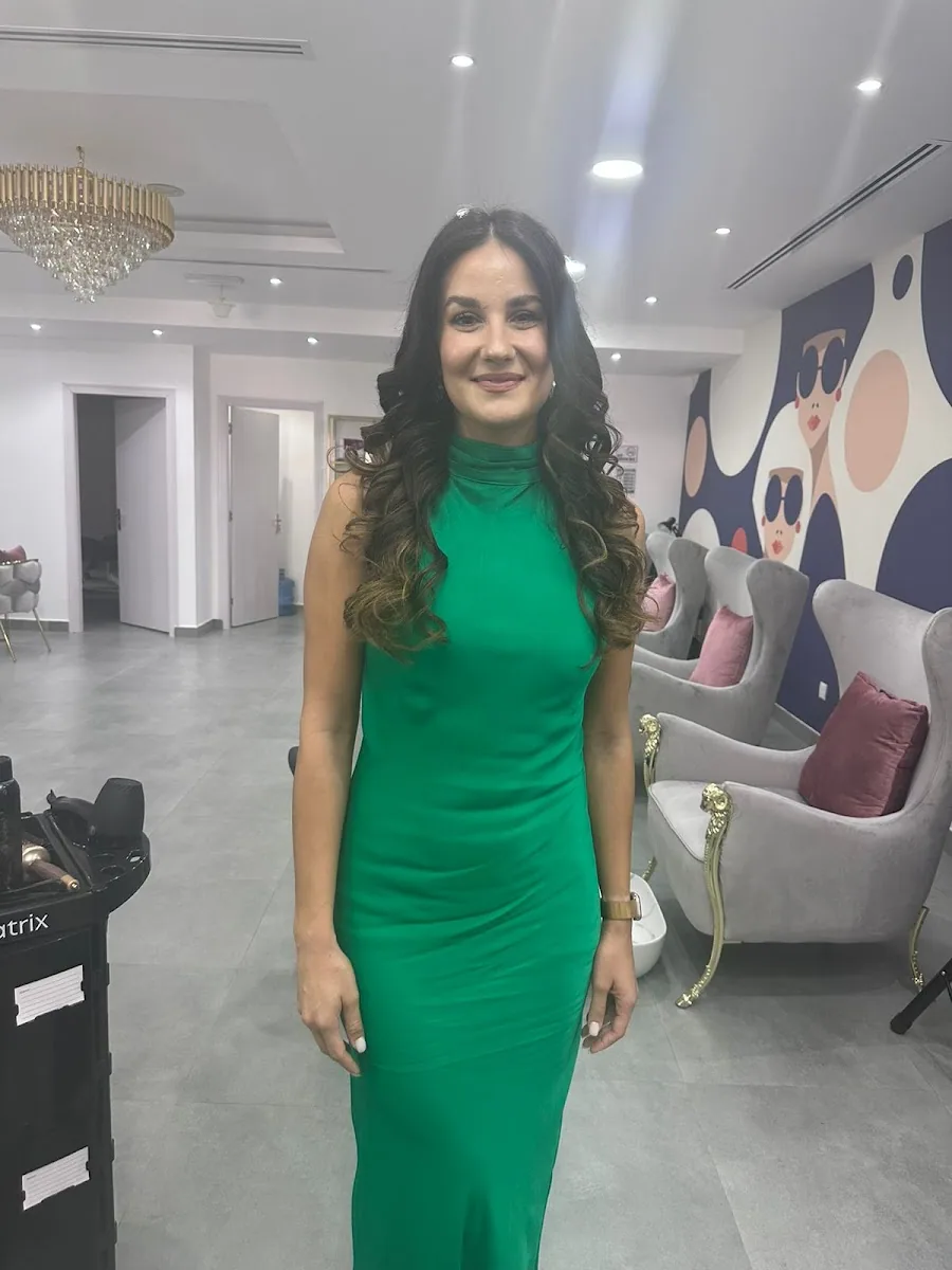 Guest with a long curled blow-dry