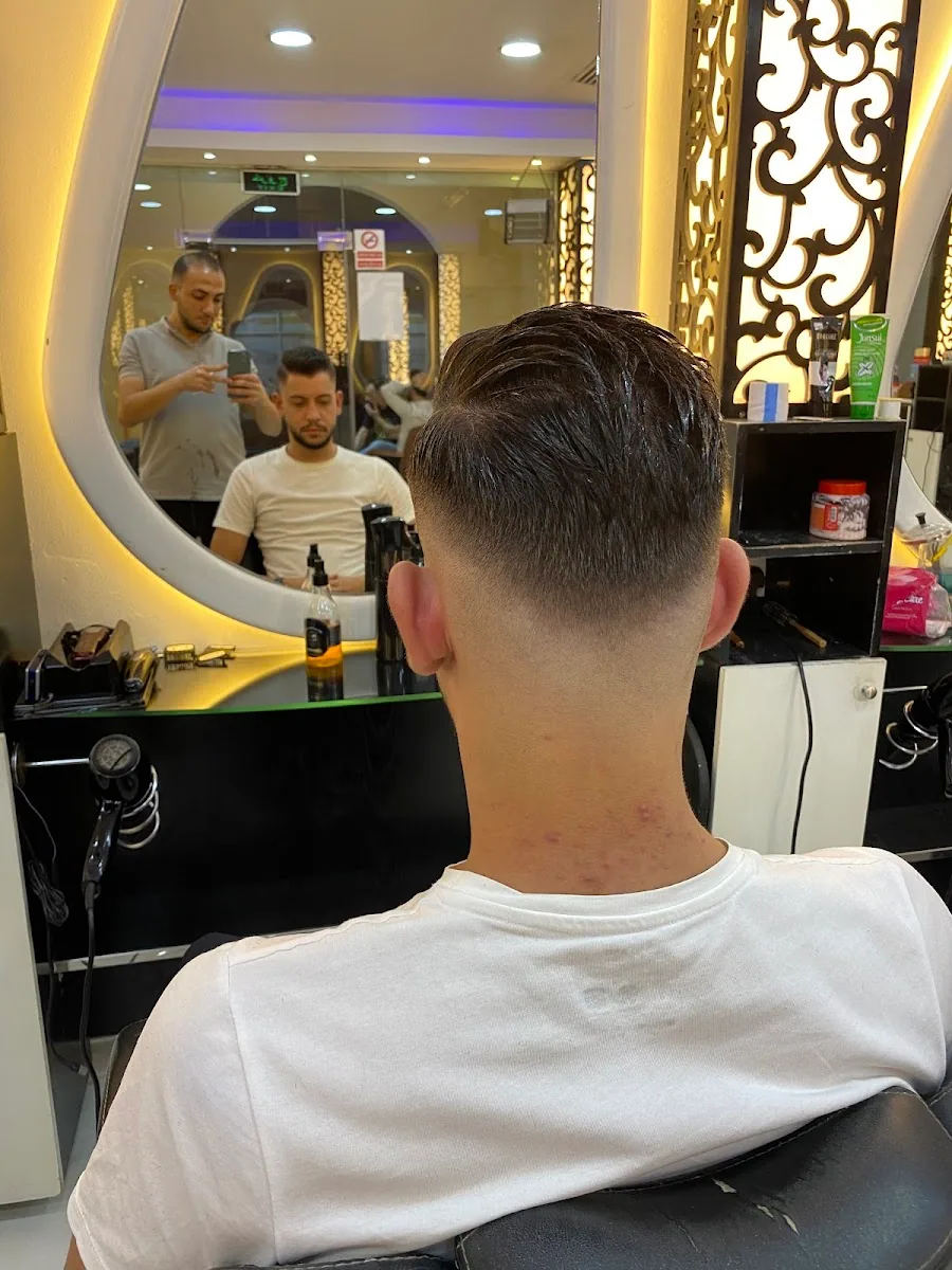 Tapered back and neckline, slicked-back finish