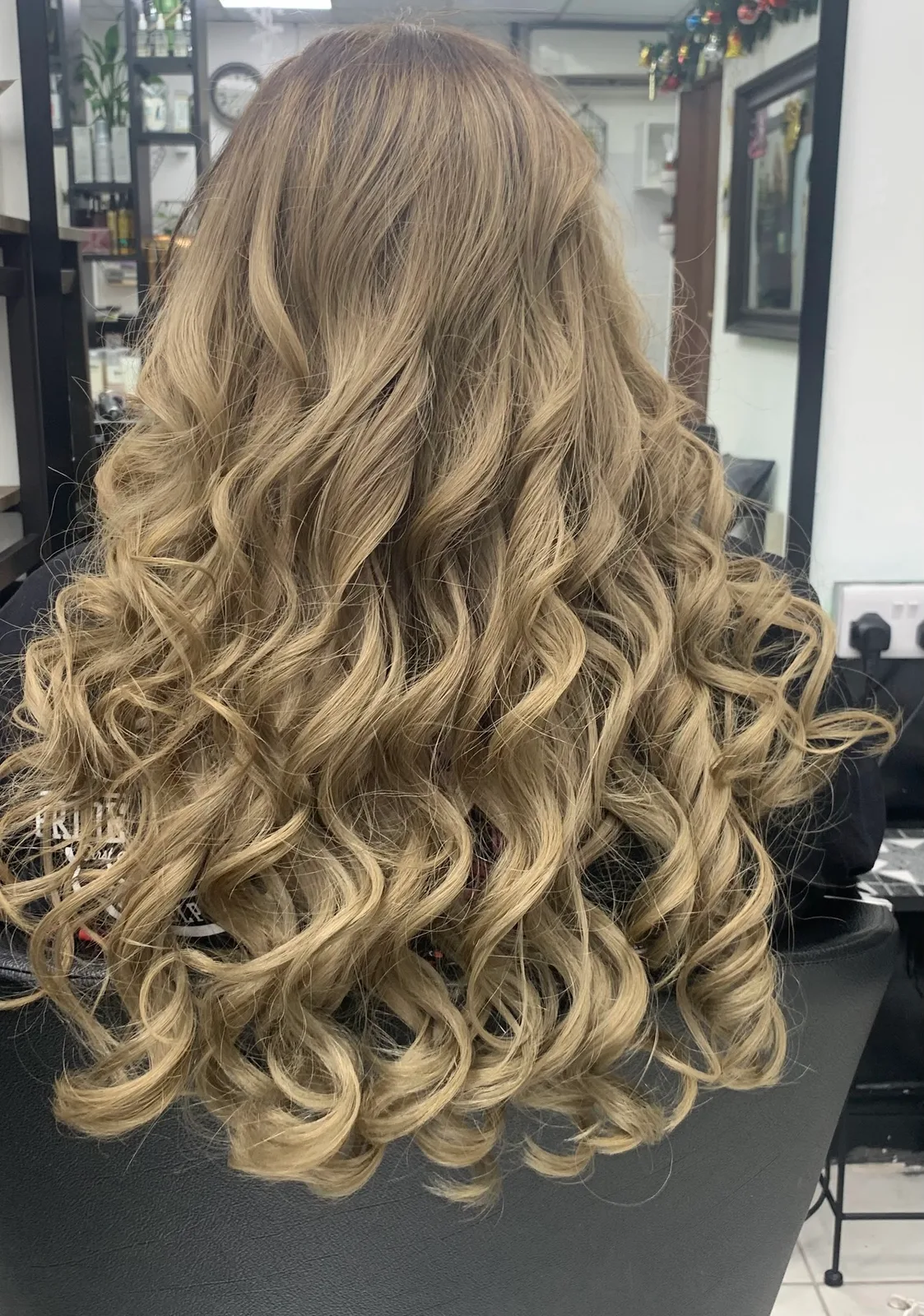 Blonde curls blow-dry