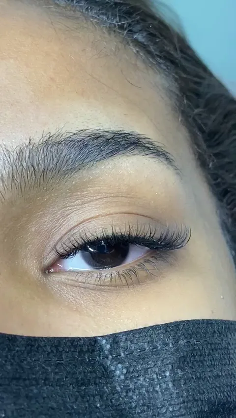Volume lash extensions with a defined brow